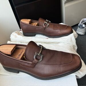 Salvatore Ferragamo Moccasin with Gancini ornament (Brown). Men. 9.5